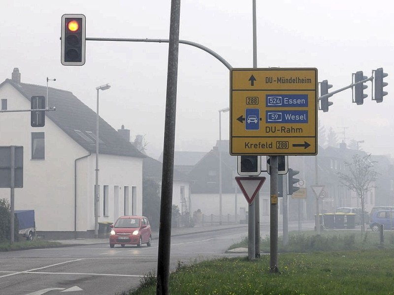 Der Brand im Krefelder Hafen beunruhigt vor allem die Duisburger: Die Rauchwolke zog über den Stadtsüden hinweg, erst in östlicher Richtung nach Mülheim, später wieder zurück über den Rhein nach Moers. Foto: Stephan Eickershoff