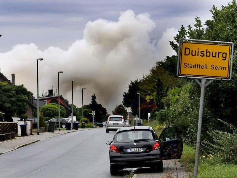 Der Brand im Krefelder Hafen beunruhigt vor allem die Duisburger: Die Rauchwolke zog über den Stadtsüden hinweg, erst in östlicher Richtung nach Mülheim, später wieder zurück über den Rhein nach Moers. Foto: Stephan Eickershoff