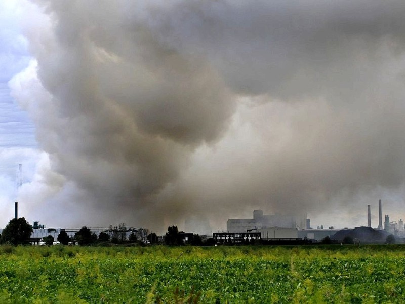 Der Brand im Krefelder Hafen beunruhigt vor allem die Duisburger: Die Rauchwolke zog über den Stadtsüden hinweg, erst in östlicher Richtung nach Mülheim, später wieder zurück über den Rhein nach Moers. Foto: Stephan Eickershoff