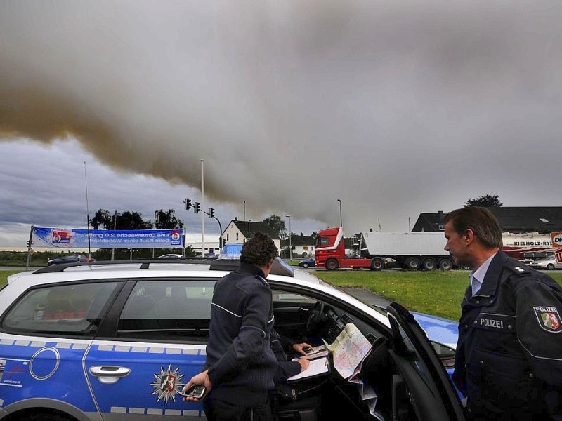 Der Brand im Krefelder Hafen beunruhigt vor allem die Duisburger: Die Rauchwolke zog über den Stadtsüden hinweg, erst in östlicher Richtung nach Mülheim, später wieder zurück über den Rhein nach Moers. Foto: Stephan Eickershoff