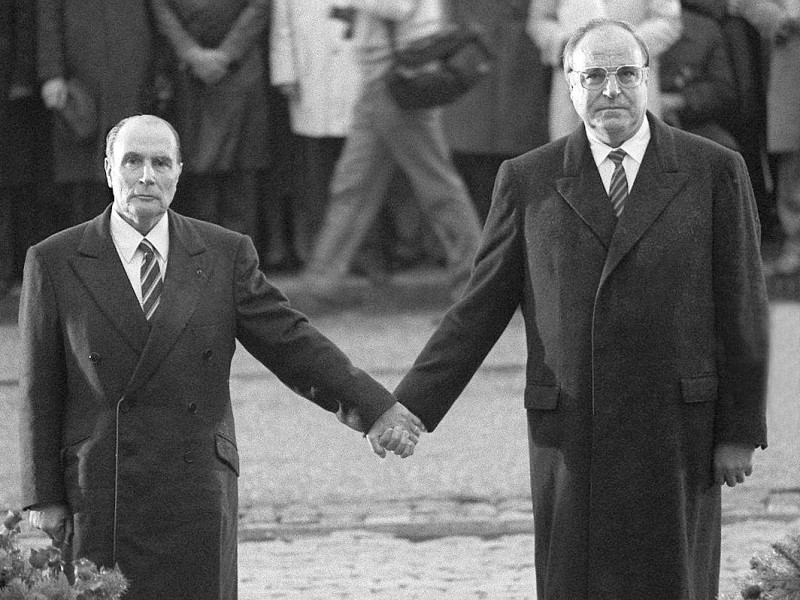 22. September 1984 in Verdun: Kanzler Helmut Kohl und Frankreichs  Präsident Francois Mitterrand Hand in Hand während einer Gedenkfeier für die Gefallenen der beiden Weltkriege.