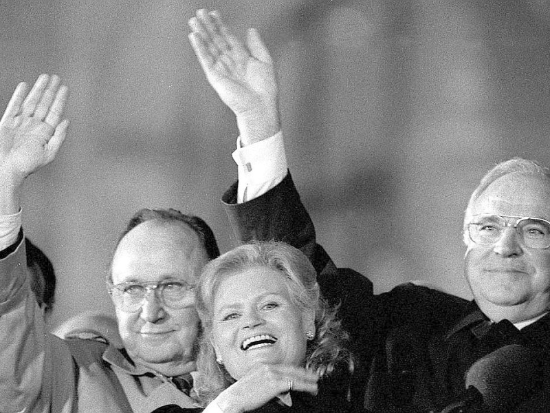 3.Oktober 1990: Tag der Wiedervereinigung. Vor dem Reichstag in Berlin.