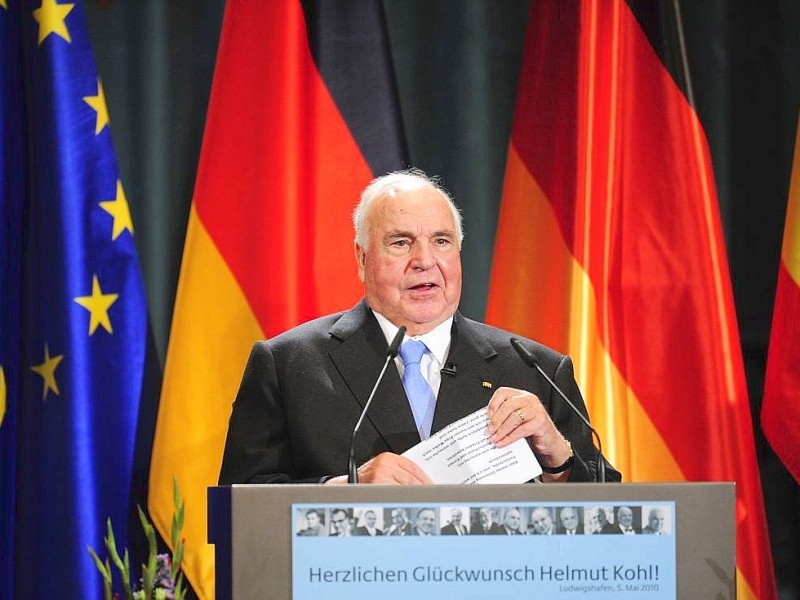 Altbundeskanzler Helmut Kohl hält am 5. Mai 2010 beim offiziellen Festakt zu seinem 80. Geburtstag im Pfalzbau in Ludwigshafen eine Rede. Kohl feierte bereits am 3. April 2010 seinen Geburtstag im kleinen Kreis.