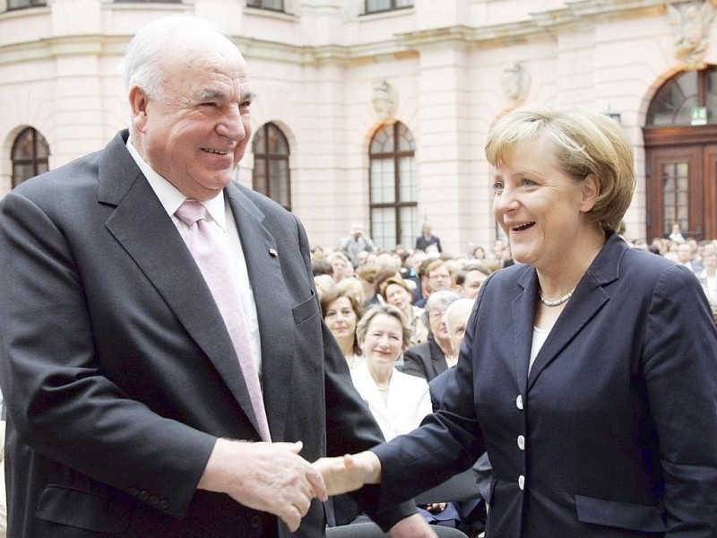 Bundeskanzlerin Angela Merkel und Alt-Bundeskanzler Helmut Kohl begrüßen sich am 2. Juni 2006 zu Beginn der Ausstellungs-Eröffnungfeier im Deutschen Historischen Museum in Berlin.