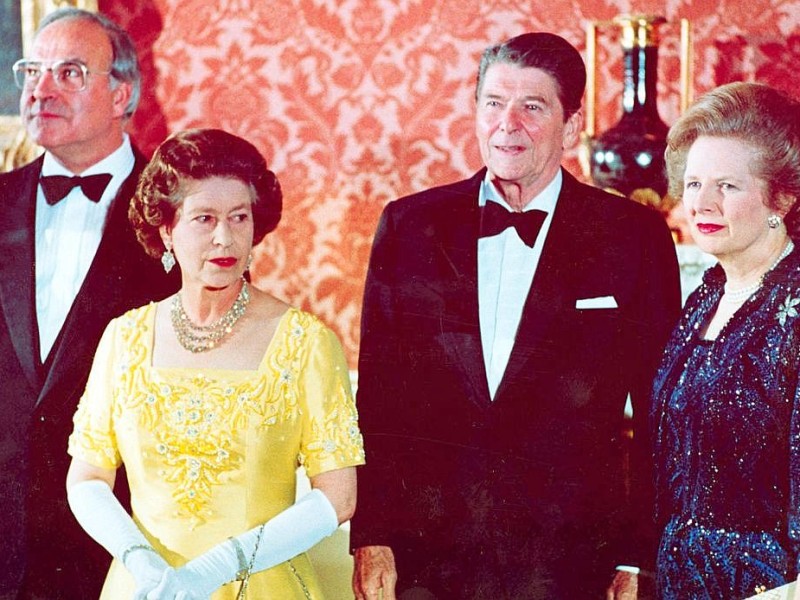 Britain's Queen Elizabeth II, second left, stands with, West German Chancellor Helmut Kohl, left, U.S. President Ronald Reagan, second right, and Britain's Prime Minister Margaret Thatcher at London's Buckingham Palace, prior to a dinner for summit leaders, June 10, 1984.  (ddp images/AP Photo)