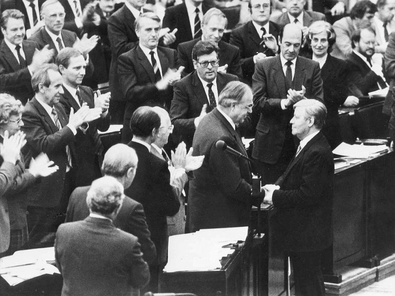 Deutscher BundestagHelmut Schmidt (r) gratuliert seinemNachfolger Helmut Kohl nach derAbstimmung zum konstruktivenMisstrauensvotum, das zur Abwahl Schmidtsals Bundeskanzler f?hrte.- 01.10.1982 Helmut Schmidt (right) congratulating his successor Helmut Kohl after the vote of no confidence which led to Schmidt`s voting out as German Chancellor  - 01.10.1982  