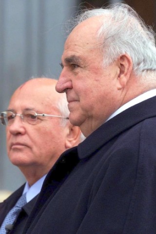 Alt-Bundeskanzler Helmut Kohl und der ehemalige  Präsident der Sowjetunion, Michail Gorbatschow, stehen im September 2001 auf der Baustelle der Frauenkirche in Dresden.