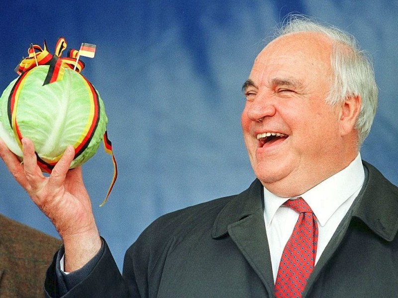 Kanzler Helmut Kohl mit einem schwarz rot gold dekorierten Kohlkopf, den er nach einer Wahlkampfrede im Juli 1998 in Büsum geschenkt bekommen hat.