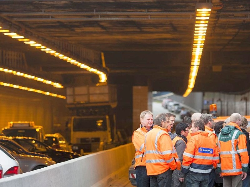 Am Freitag, 28.09.2012 sind die Bauarbeiten an der gesperrten Autobahn A40 in Essen - Zentrum so gut wie abgeschlossen. Am Wochenende wird die Strecke zwischen Essen-Zentrum und Essen-Ost wieder fuer den Verkehr freigegeben.Foto: Bernd Lauter/WAZ FotoPool