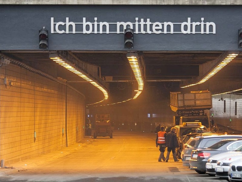 Am Freitag, 28.09.2012 sind die Bauarbeiten an der gesperrten Autobahn A40 in Essen - Zentrum so gut wie abgeschlossen. Am Wochenende wird die Strecke zwischen Essen-Zentrum und Essen-Ost wieder fuer den Verkehr freigegeben.Foto: Bernd Lauter/WAZ FotoPool