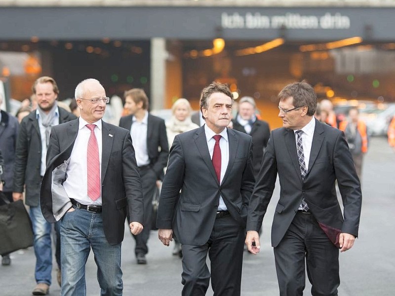 Am Freitag, 28.09.2012 sind die Bauarbeiten an der gesperrten Autobahn A40 in Essen - Zentrum so gut wie abgeschlossen. Am Wochenende wird die Strecke zwischen Essen-Zentrum und Essen-Ost wieder fuer den Verkehr freigegeben. Essens Oberbuergermeister Reinhard Pass, Verkehrsminister Michael Groschek und Ralf Pagenkopf, Geschaeftsfuehrer Strassen.NRW (l-r) besichtigen die Baustelle.Foto: Bernd Lauter/WAZ FotoPool