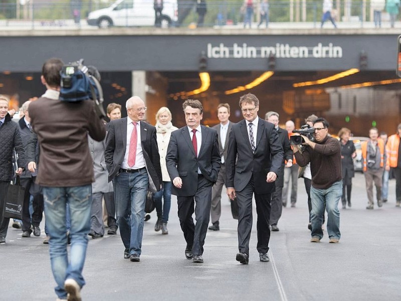 Am Freitag, 28.09.2012 sind die Bauarbeiten an der gesperrten Autobahn A40 in Essen - Zentrum so gut wie abgeschlossen. Am Wochenende wird die Strecke zwischen Essen-Zentrum und Essen-Ost wieder fuer den Verkehr freigegeben. Essens Oberbuergermeister Reinhard Pass, Verkehrsminister Michael Groschek und Ralf Pagenkopf, Geschaeftsfuehrer Strassen.NRW (l-r) besichtigen die Baustelle.Foto: Bernd Lauter/WAZ FotoPool