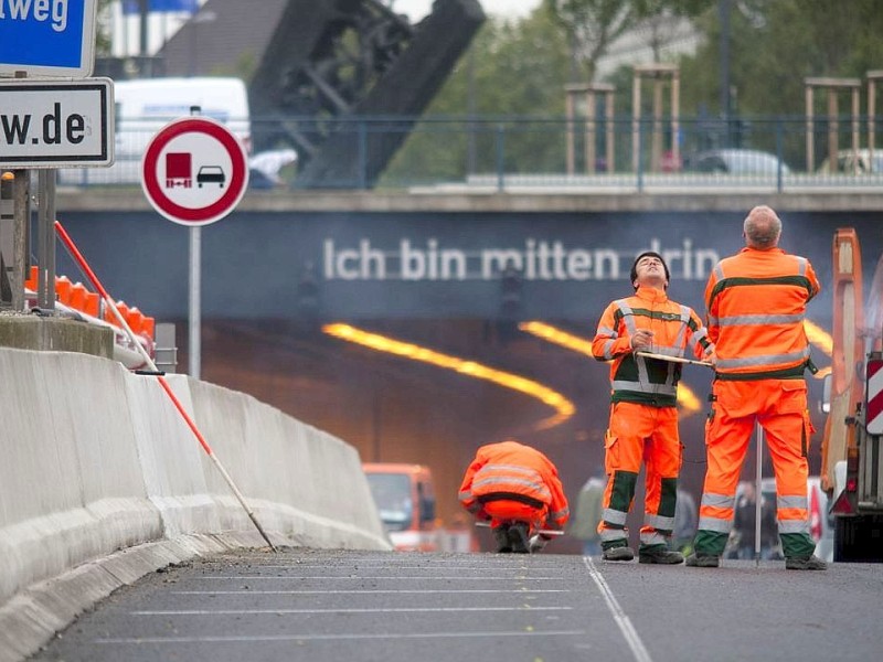 Am Freitag, 28.09.2012 sind die Bauarbeiten an der gesperrten Autobahn A40 in Essen - Zentrum so gut wie abgeschlossen. Am Wochenende wird die Strecke zwischen Essen-Zentrum und Essen-Ost wieder fuer den Verkehr freigegeben.Foto: Bernd Lauter/WAZ FotoPool