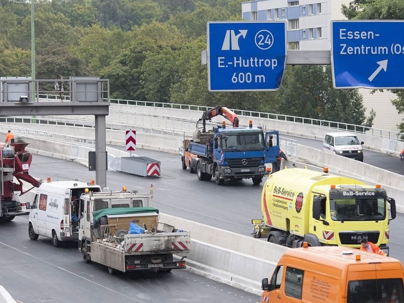 Am Freitag, 28.09.2012 sind die Bauarbeiten an der gesperrten Autobahn A40 in Essen - Zentrum so gut wie abgeschlossen. Am Wochenende wird die Strecke zwischen Essen-Zentrum und Essen-Ost wieder fuer den Verkehr freigegeben.Foto: Bernd Lauter/WAZ FotoPool