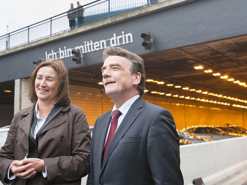 Am Freitag, 28.09.2012 sind die Bauarbeiten an der gesperrten Autobahn A40 in Essen - Zentrum so gut wie abgeschlossen. Am Wochenende wird die Strecke zwischen Essen-Zentrum und Essen-Ost wieder fuer den Verkehr freigegeben. Projektleiterin Annegret Schaber und Verkehrsminister Michael Groschek (l-r) besichtigen die Baustelle.Foto: Bernd Lauter/WAZ FotoPool