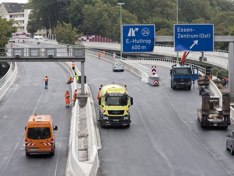 Am Freitag, 28.09.2012 sind die Bauarbeiten an der gesperrten Autobahn A40 in Essen - Zentrum so gut wie abgeschlossen. Am Wochenende wird die Strecke zwischen Essen-Zentrum und Essen-Ost wieder fuer den Verkehr freigegeben.Foto: Bernd Lauter/WAZ FotoPool