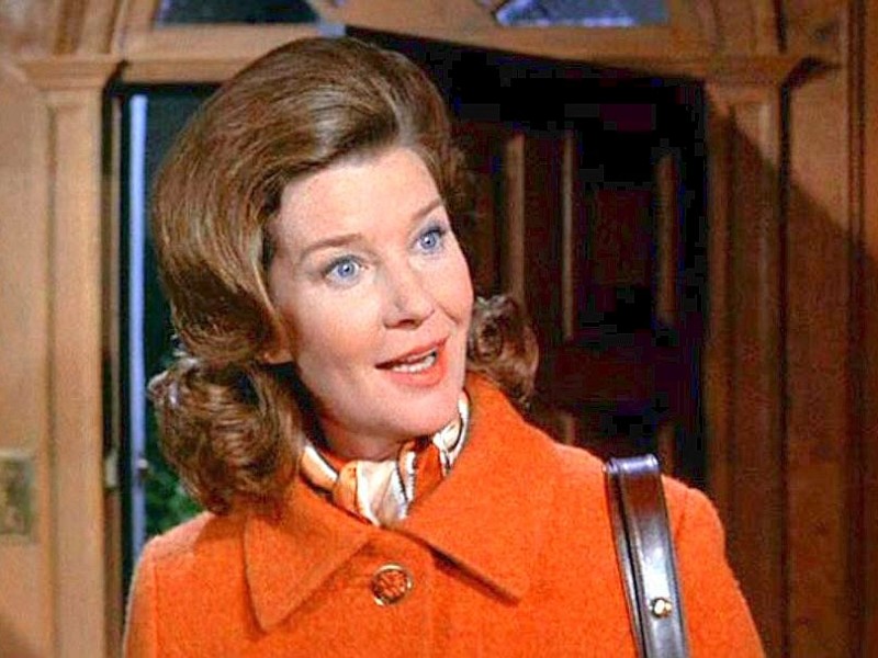 Seit der ersten Produktion spielt Lois Maxwell die Miss Moneypenny, bis sie im Jahr 1985 von Samantha Bond abgelöst wird.