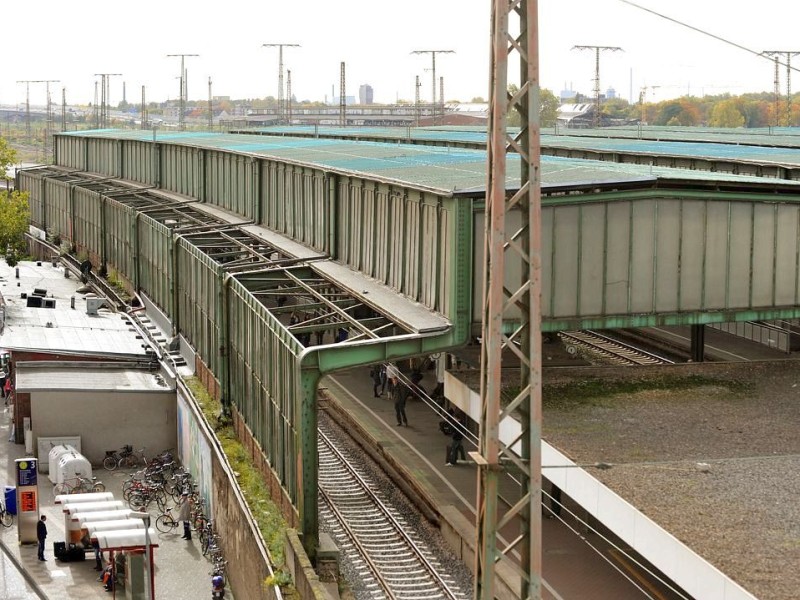 Das denkmalgeschützte, aber marode Dach über den Bahnsteigen des Duisburger Hauptbahnhofs wird abgerissen, der Bau des neuen Dachs wird wohl frühestens 2017 beginnen. Foto: Stephan Eickershoff