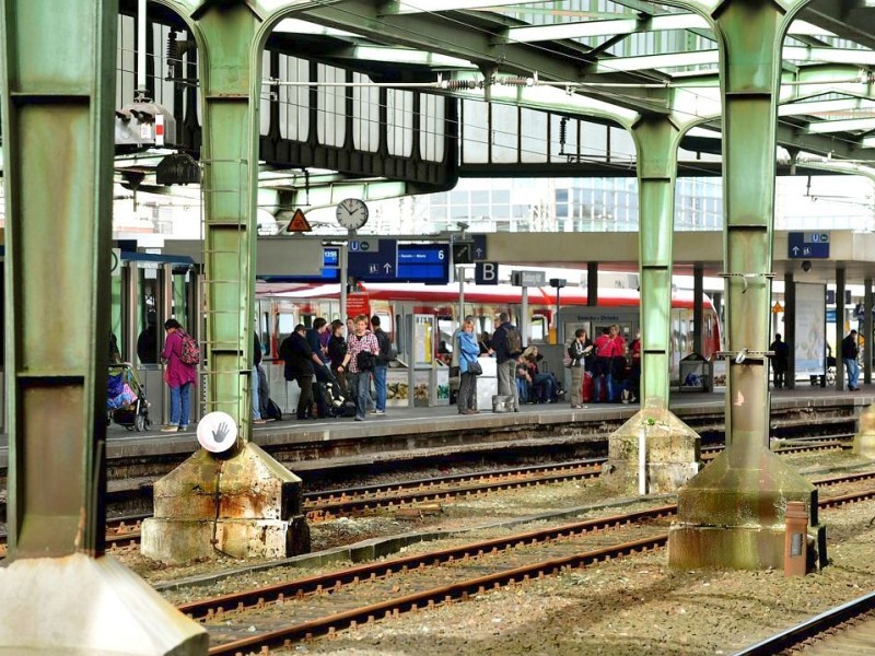 Das denkmalgeschützte, aber marode Dach über den Bahnsteigen des Duisburger Hauptbahnhofs wird abgerissen, der Bau des neuen Dachs wird wohl frühestens 2017 beginnen. Foto: Stephan Eickershoff