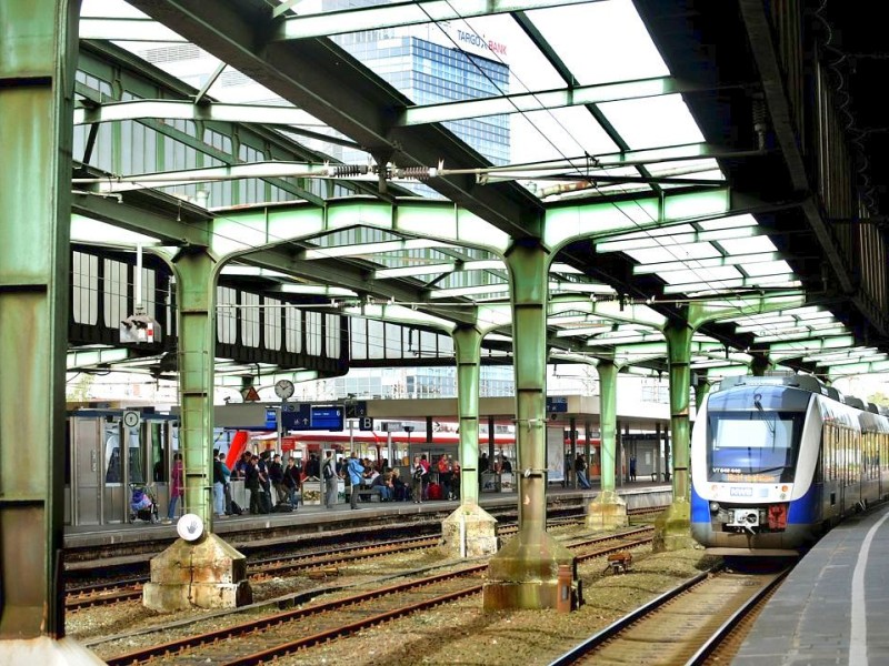 Das denkmalgeschützte, aber marode Dach über den Bahnsteigen des Duisburger Hauptbahnhofs wird abgerissen, der Bau des neuen Dachs wird wohl frühestens 2017 beginnen. Foto: Stephan Eickershoff