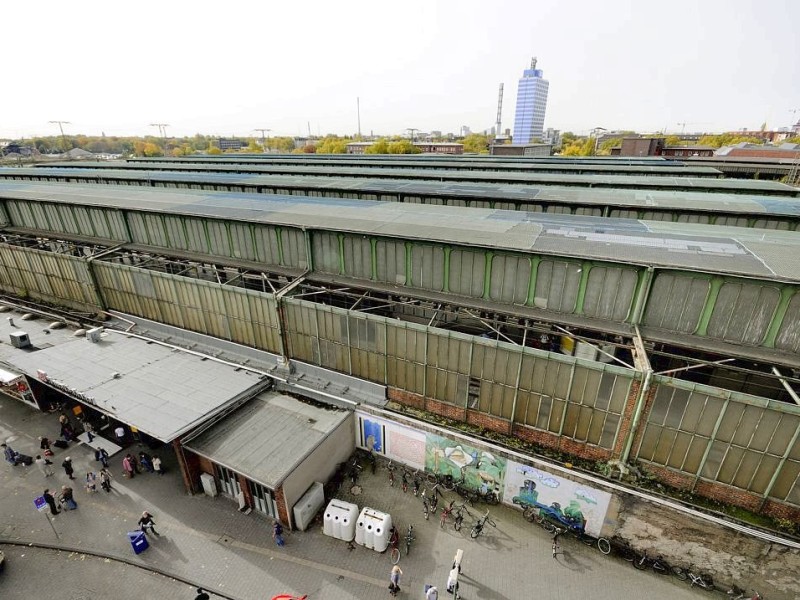 Das denkmalgeschützte, aber marode Dach über den Bahnsteigen des Duisburger Hauptbahnhofs wird abgerissen, der Bau des neuen Dachs wird wohl frühestens 2017 beginnen. Foto: Stephan Eickershoff