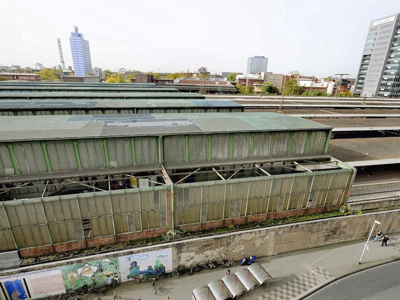 Die Gegenwart: Das denkmalgeschützte, aber marode Dach über den Bahnsteigen des Duisburger Hauptbahnhofs wird abgerissen, der Bau des neuen Dachs wird wohl frühestens 2017 beginnen. Foto: Stephan Eickershoff