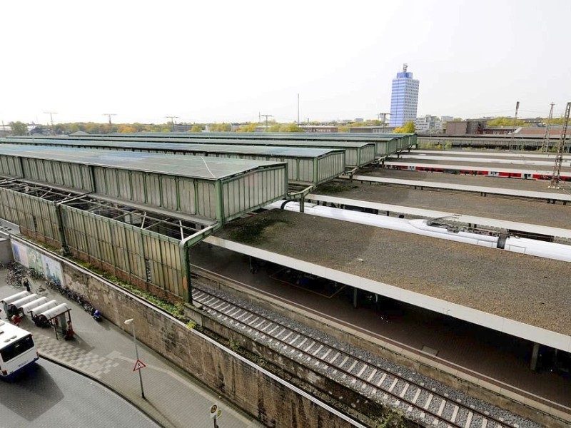 Das denkmalgeschützte, aber marode Dach über den Bahnsteigen des Duisburger Hauptbahnhofs wird abgerissen, der Bau des neuen Dachs wird wohl frühestens 2017 beginnen. Foto: Stephan Eickershoff