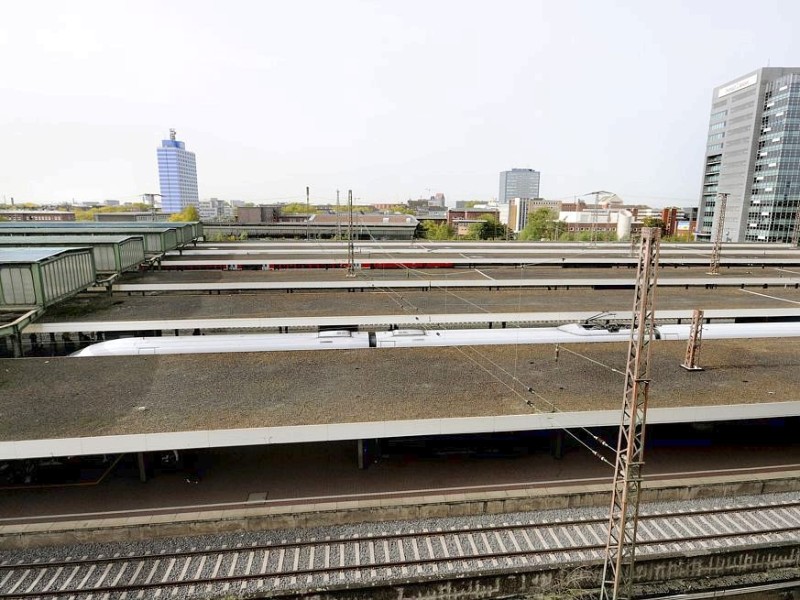 Das denkmalgeschützte, aber marode Dach über den Bahnsteigen des Duisburger Hauptbahnhofs wird abgerissen, der Bau des neuen Dachs wird wohl frühestens 2017 beginnen. Foto: Stephan Eickershoff