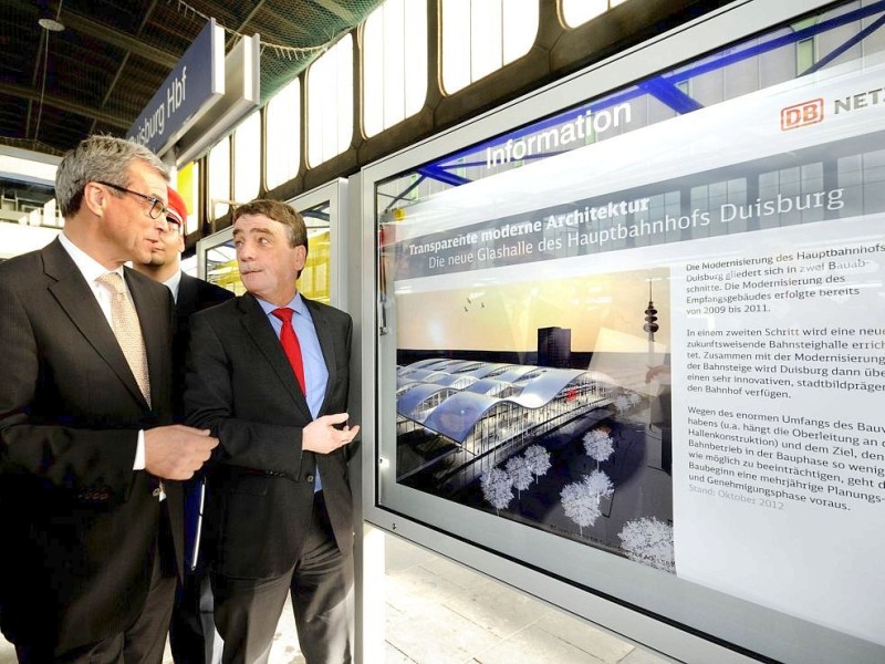 Bahnhofs-Chef Martin Sigmund (links) erläuterte Minister Michael Groschek am Freitag die Pläne für den Bahnhofsneubau. Foto: Stephan Eickershoff / WAZ Fotopool