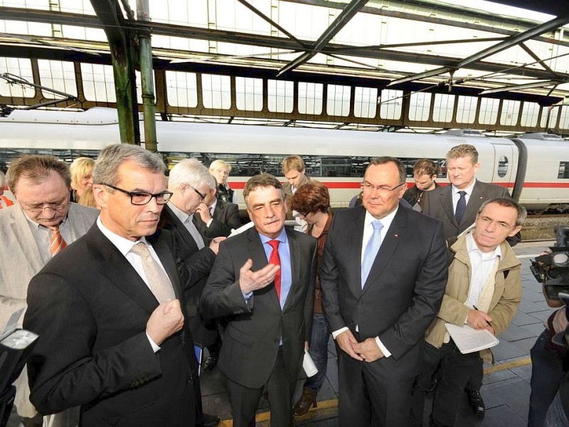 Großer Bahnhof für NRW-Verkehrsminister Michael Groschek am Freitag in Duisburg. Foto: Stephan Eickershoff / WAZ Fotopool