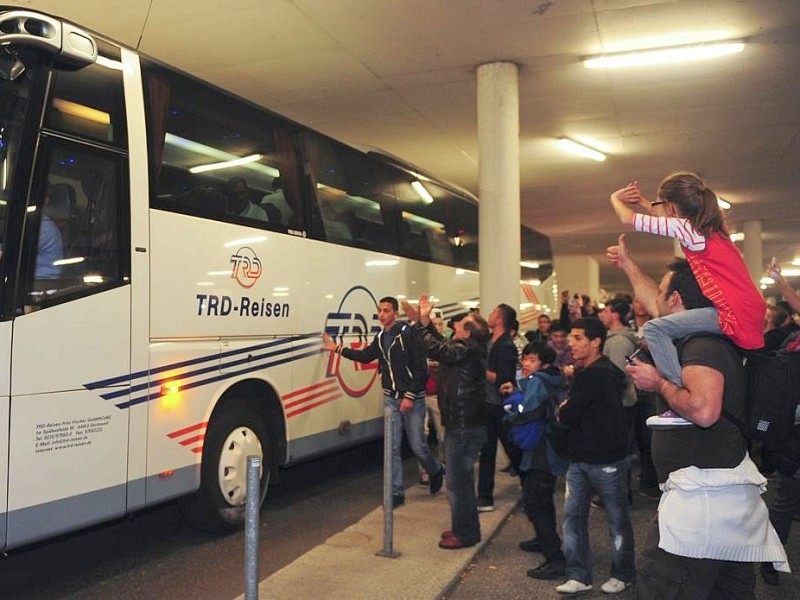 Ankunft der Spieler von Real Madrid vor dem Champions League Spiel gegen Dortmund. Begeisterte spanische Fans begrüßten ihre Mannschaft.Foto: Knut Vahlensieck