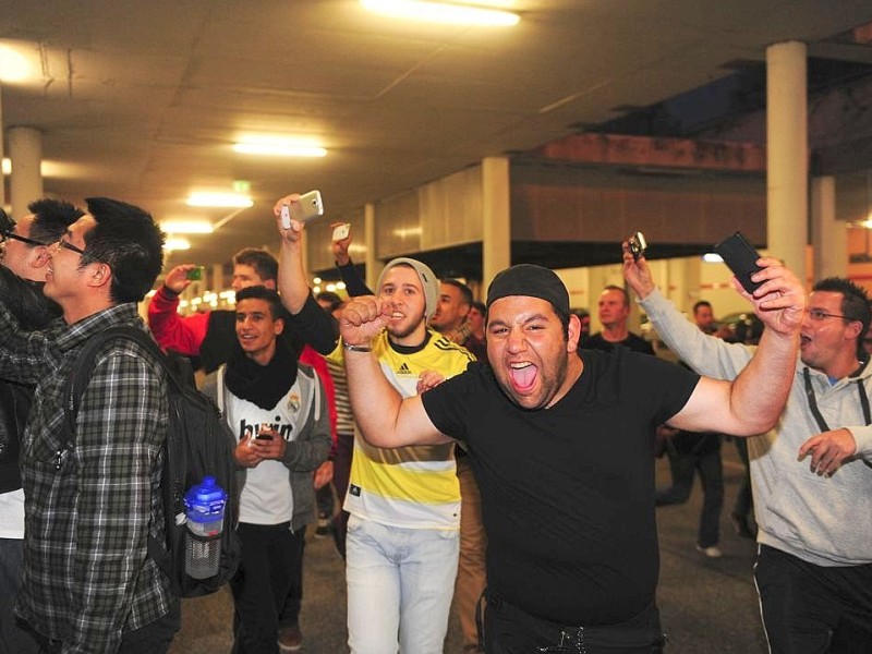 Ankunft der Spieler von Real Madrid vor dem Champions League Spiel gegen Dortmund. Begeisterte spanische Fans begrüßten ihre Mannschaft.Foto: Knut Vahlensieck