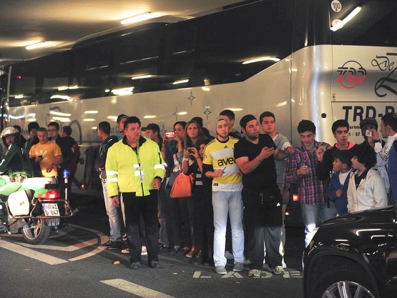 Ankunft der Spieler von Real Madrid vor dem Champions League Spiel gegen Dortmund. Begeisterte spanische Fans begrüßten ihre Mannschaft.Foto: Knut Vahlensieck