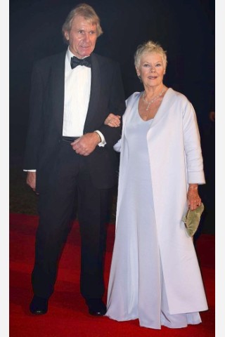 Judi Dench (r.) und David Mills bei der Filmpremiere von Skyfall in der Royal Albert Hall in London.