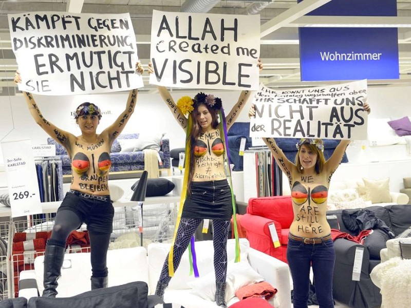 Die Aktivistinnen-Gruppe Femen protestiert bei Ikea in Hamburg.