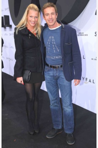 Gedeon Burkhard und Annika Bohrmann bei der Skyfall-Deutschlandpremiere in Berlin, am Theater am Podsdamer Platz.