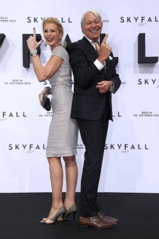 Jo Groebel und Grit Weiss bei der Skyfall-Deutschlandpremiere in Berlin, am Theater am Podsdamer Platz.