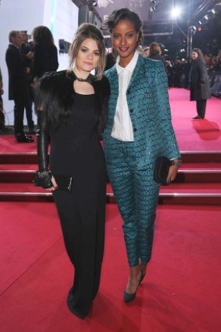 Model Sara Nuru (r.) und Elisa Schmidt bei der Skyfall-Deutschlandpremiere in Berlin, am Theater am Podsdamer Platz.