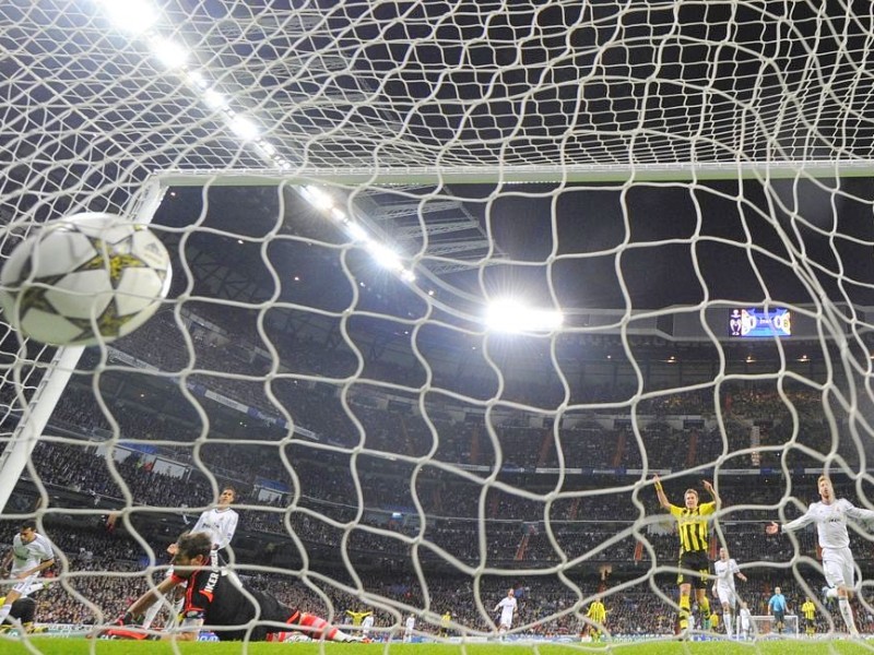 Borussia Dortmund's striker Marco Reus scores during the UEFA Champions League football match Real Madrid FC vs Borussia Dortmund at the Santiago Bernabeu stadium in Madrid on November 6, 2012.   AFP PHOTO/ PIERRE-PHILIPPE MARCOU