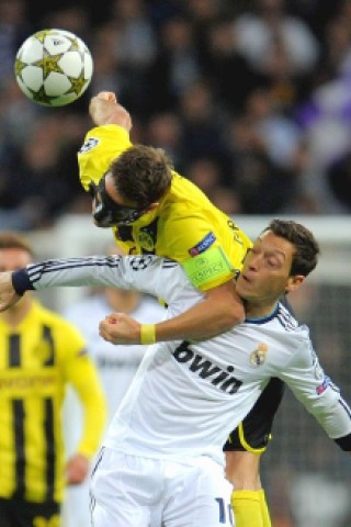 MADRID, SPAIN - NOVEMBER 06:  Sebastian Kehl of Dortmund and Mesut Oezil of Madrid battle for the ball during the UEFA Champions League Group D match between Real Madrid and Borussia Dortmund at Estadio Santiago Bernabeu on November 6, 2012 in Madrid, Spain.  (Photo by Dennis Grombkowski/Bongarts/Getty Images)