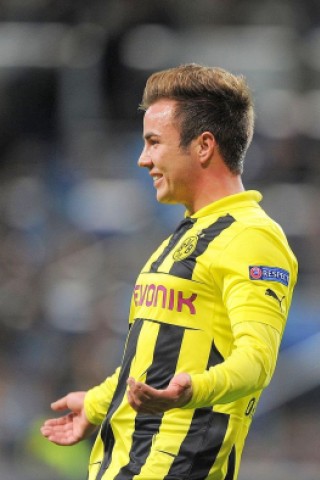 MADRID, SPAIN - NOVEMBER 06:  Mario Gotze (R) of of Borussia Dortmund celebrates after scoring his team's second goal  during the UEFA Champions League Group D match between Real Madrid and Borussia Dortmund at Estadio Santiago Bernabeu on November 6, 2012 in Madrid, Spain.  (Photo by Denis Doyle/Getty Images)