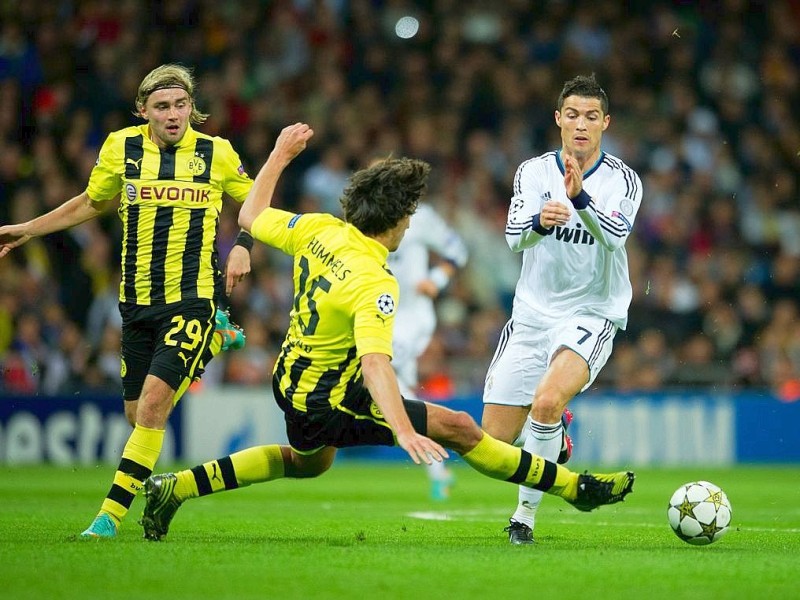 MADRID, SPAIN - NOVEMBER 06:  Mats Hummels (L) of Borussia Dortmund fouls Cristiano Ronaldo of Real Madrid during the UEFA Champions League group D match between Real Madrid and Borussia Dortmund at Estadio Santiago Bernabeu on November 6, 2012 in Madrid, Spain.  (Photo by Jasper Juinen/Getty Images)