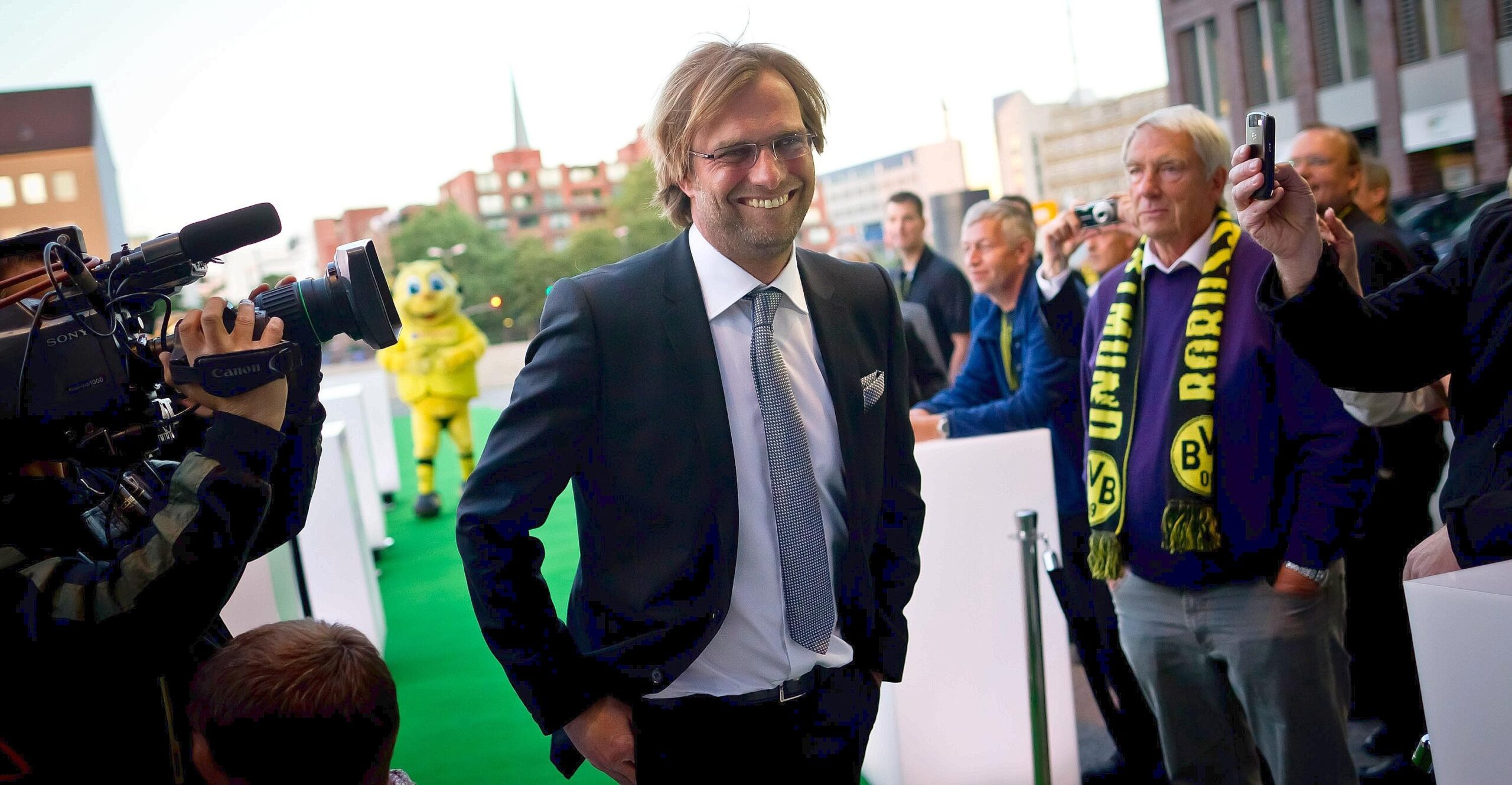 Beim BVB Meisterfeier-Empfang im Dortmunder U-Turm am Samstagabend (14. Mai 2011) war der roten Teppich grün. Erst gab's für Mannschaft und Honoratioren ein Festbankett im Erdgeschoss — dann ging's zum Feiern mit noch mehr illustren Gästen hoch in den View-Club.