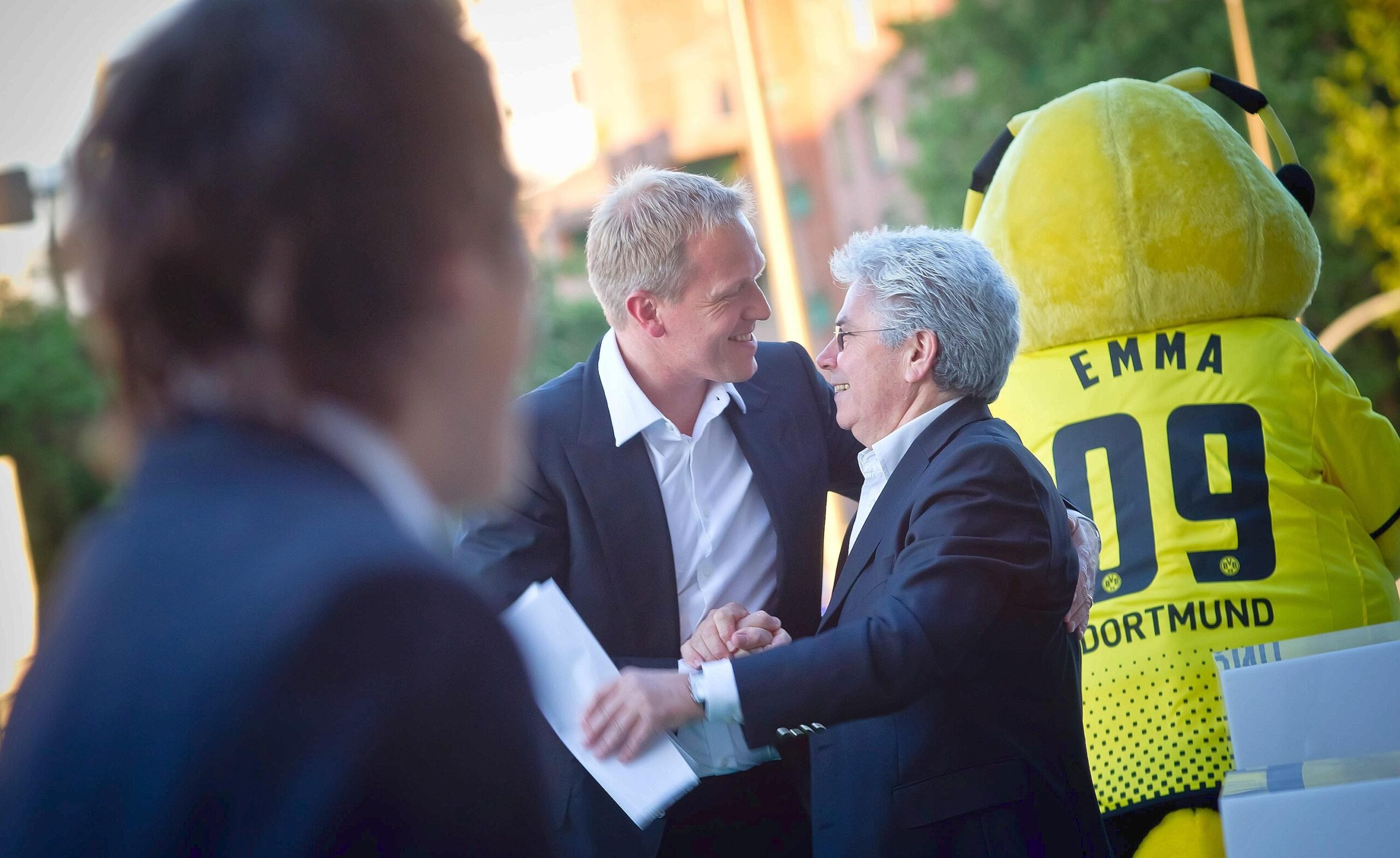 Beim BVB Meisterfeier-Empfang im Dortmunder U-Turm am Samstagabend (14. Mai 2011) war der roten Teppich grün. Erst gab's für Mannschaft und Honoratioren ein Festbankett im Erdgeschoss — dann ging's zum Feiern mit noch mehr illustren Gästen hoch in den View-Club.