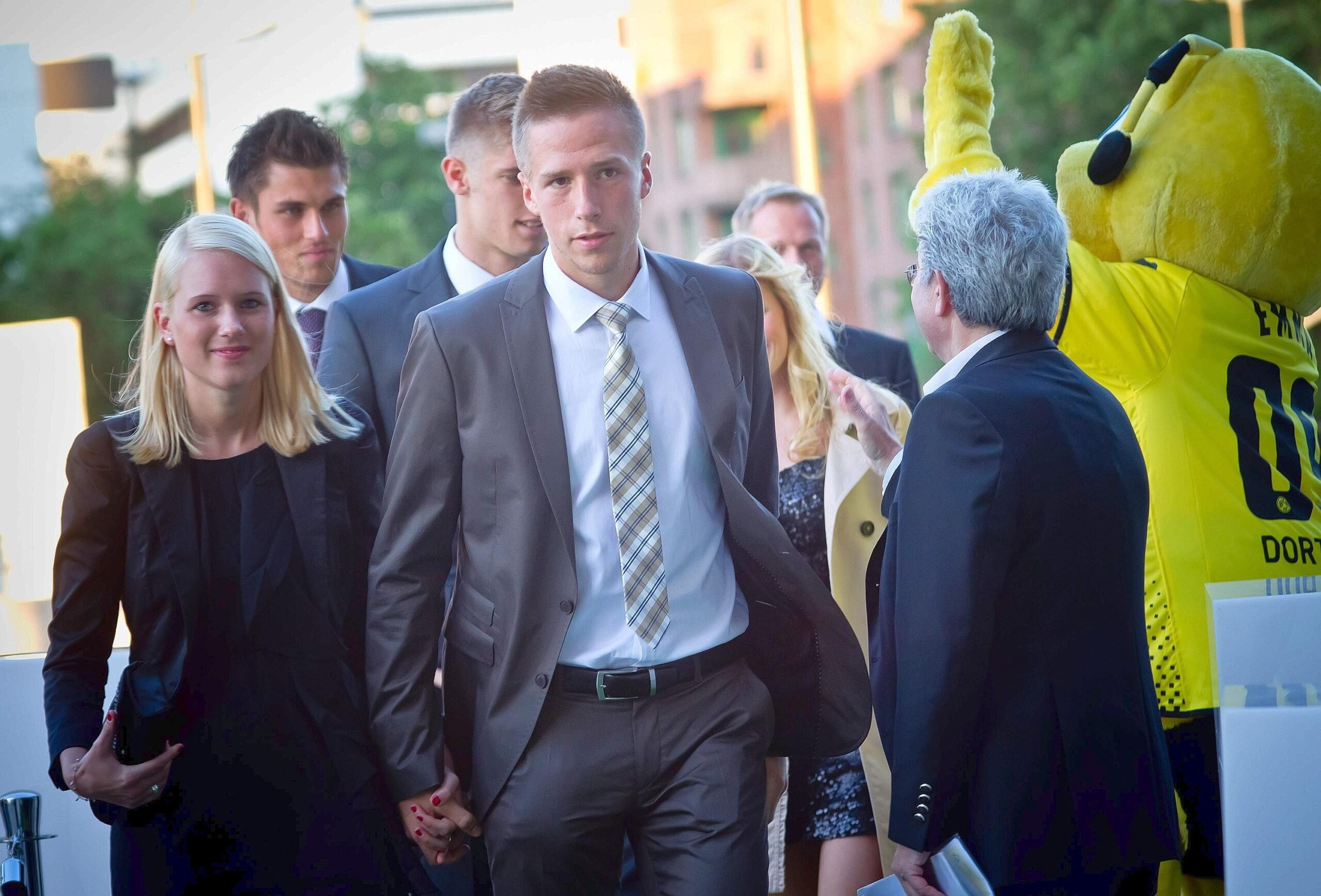 Beim BVB Meisterfeier-Empfang im Dortmunder U-Turm am Samstagabend (14. Mai 2011) war der roten Teppich grün. Erst gab's für Mannschaft und Honoratioren ein Festbankett im Erdgeschoss — dann ging's zum Feiern mit noch mehr illustren Gästen hoch in den View-Club.