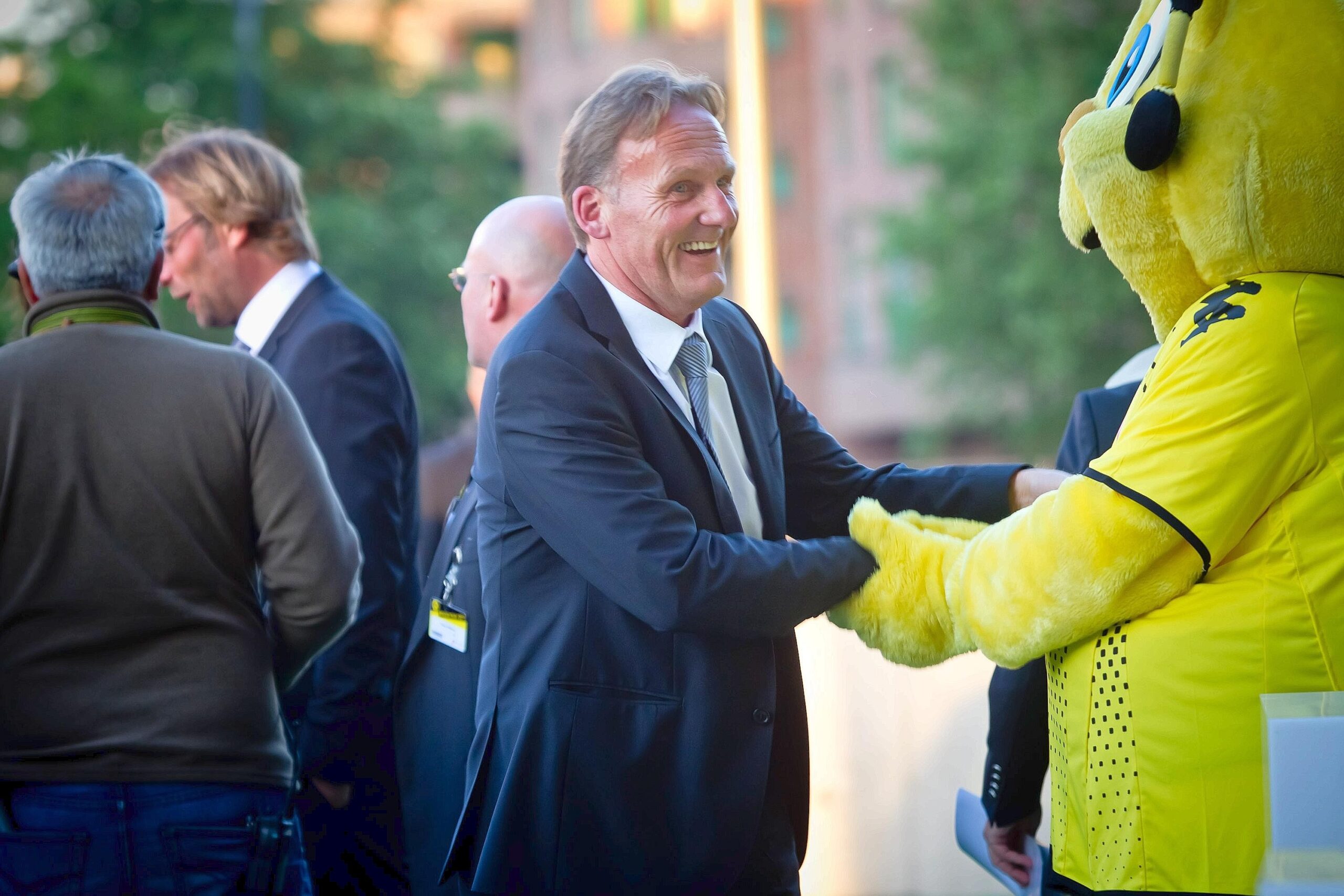 Beim BVB Meisterfeier-Empfang im Dortmunder U-Turm am Samstagabend (14. Mai 2011) war der roten Teppich grün. Erst gab's für Mannschaft und Honoratioren ein Festbankett im Erdgeschoss — dann ging's zum Feiern mit noch mehr illustren Gästen hoch in den View-Club.