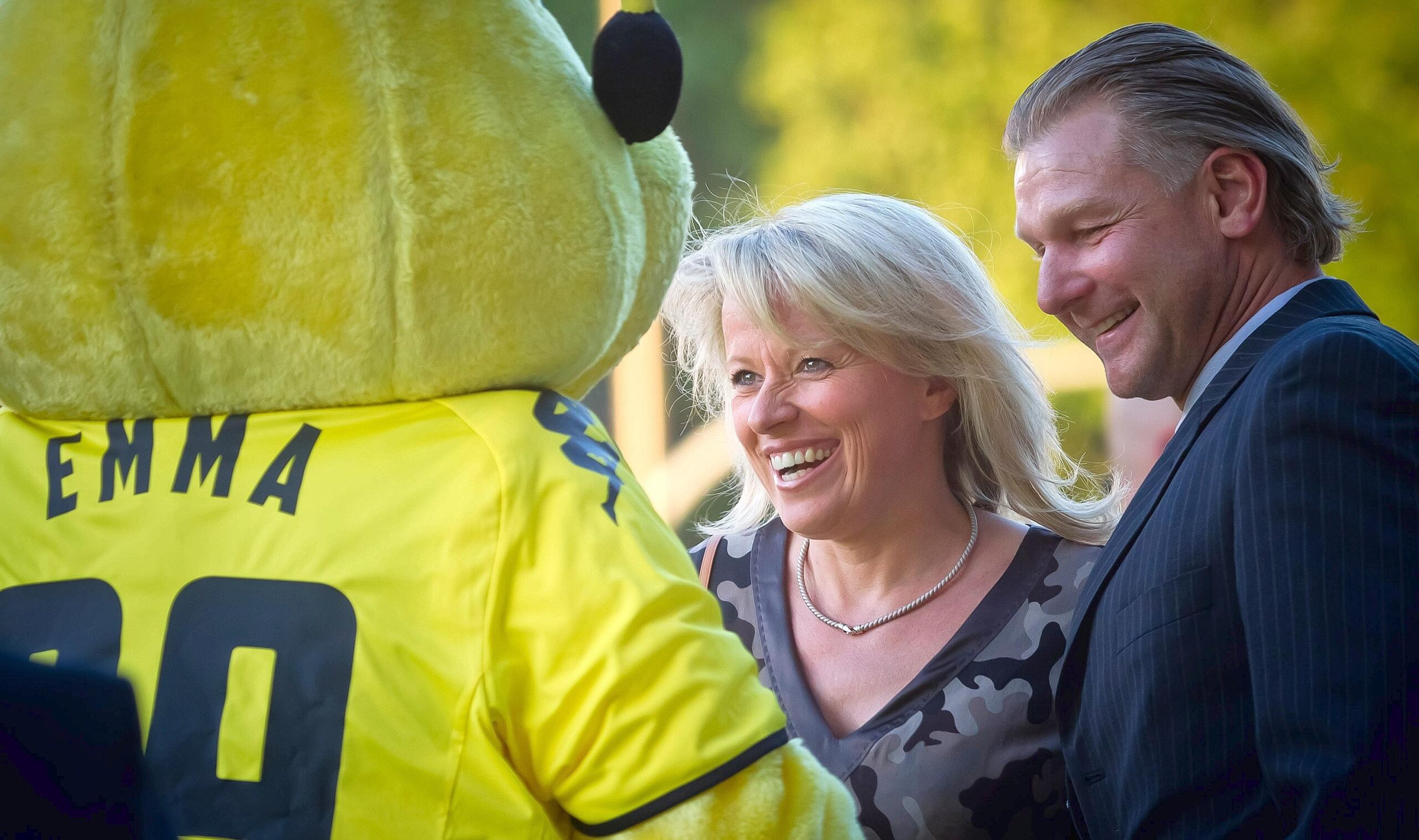 Beim BVB Meisterfeier-Empfang im Dortmunder U-Turm am Samstagabend (14. Mai 2011) war der roten Teppich grün. Erst gab's für Mannschaft und Honoratioren ein Festbankett im Erdgeschoss — dann ging's zum Feiern mit noch mehr illustren Gästen hoch in den View-Club.