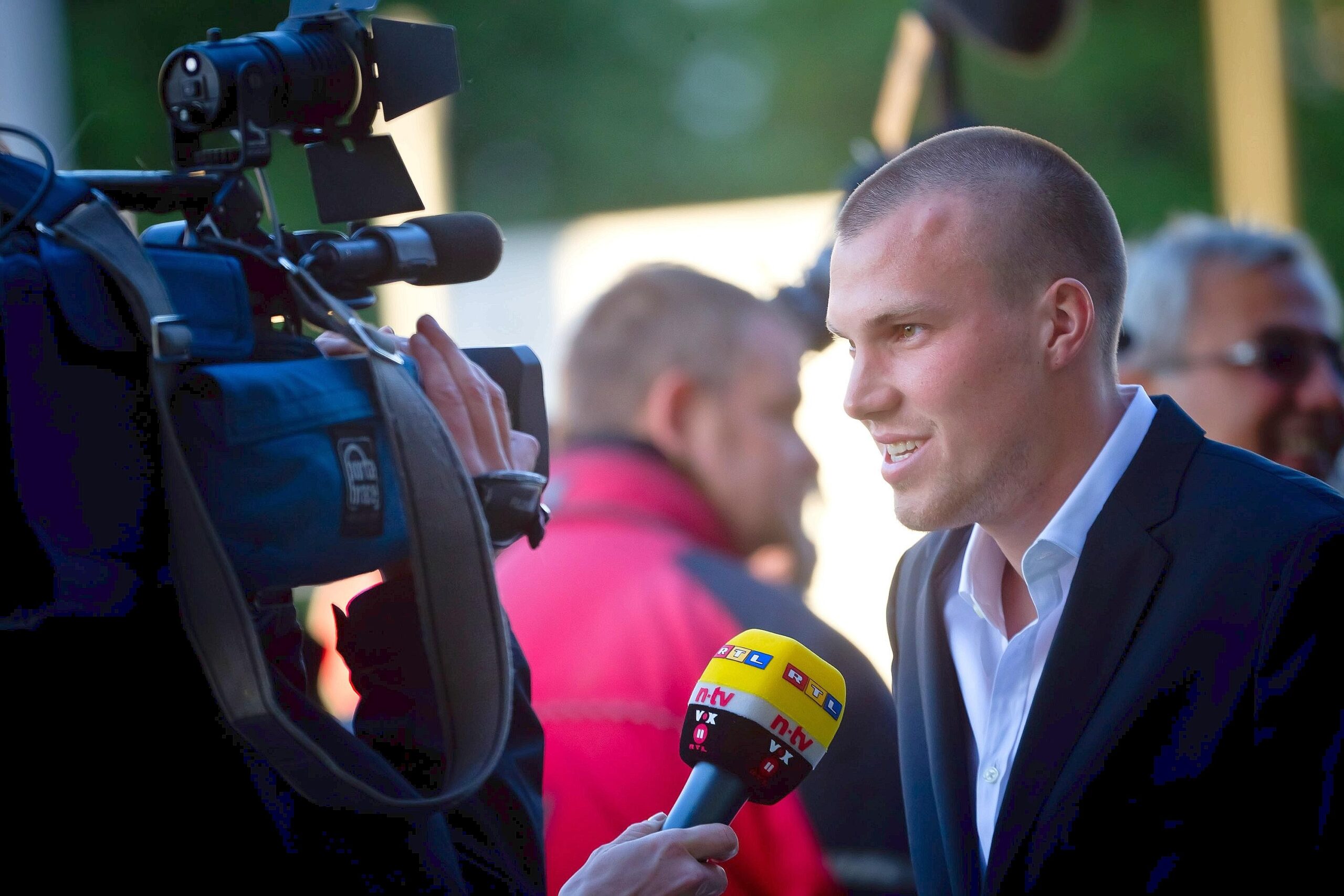 Beim BVB Meisterfeier-Empfang im Dortmunder U-Turm am Samstagabend (14. Mai 2011) war der roten Teppich grün. Erst gab's für Mannschaft und Honoratioren ein Festbankett im Erdgeschoss — dann ging's zum Feiern mit noch mehr illustren Gästen hoch in den View-Club.