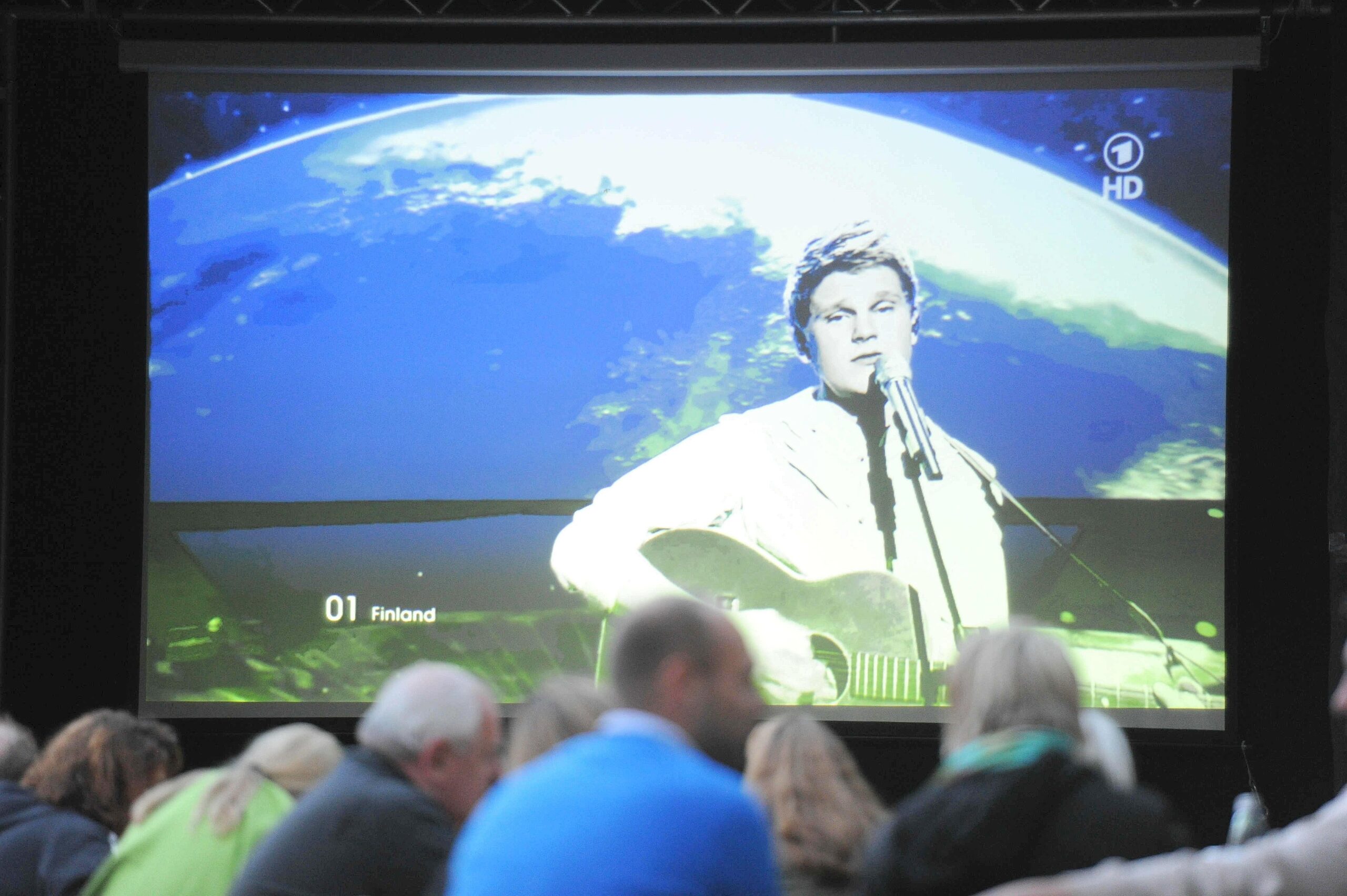 Am Samstag, 14.05.2011 gab es in der Gastwirtschaft Samanns Hof ein Public Viewing. Rudelgucken beim ESC Song Contest in Düsseldorf. Lena schaffte nur den zehnten Platz.Foto: Markus Joosten / WAZ FotoPool.
