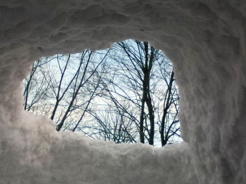 Ein Bild aus einem noch nicht fertig gebauten Iglu heraus, welches letztes Jahr in Gladbeck Brauck gebaut wurde.